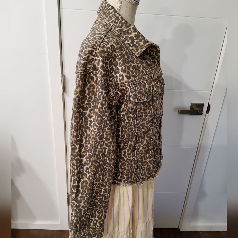 Free People Cropped Cheetah Print Denim Jacket Size M - Picture 5 of 15